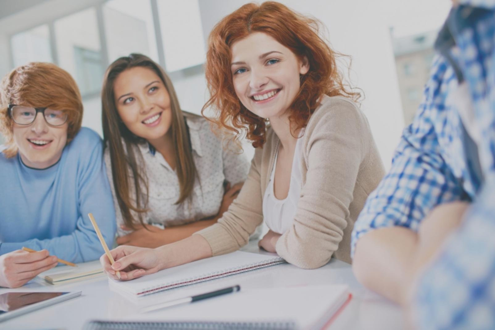Estudiantes trabajando en proyectos financieros colaborativos