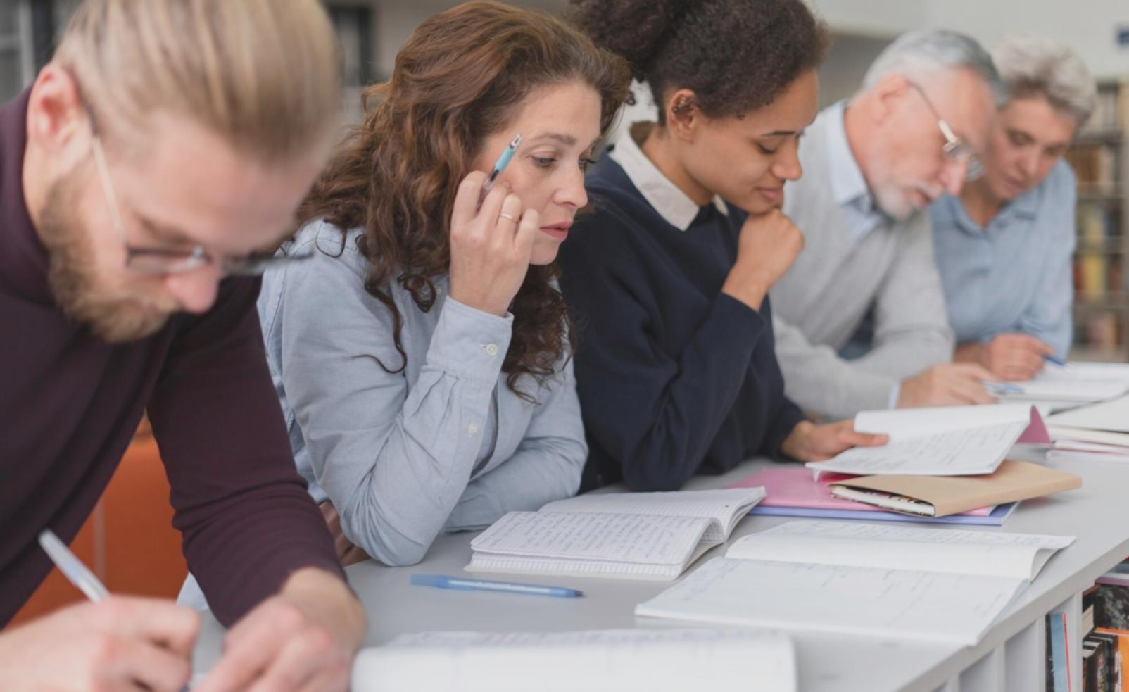 Sesión de trabajo colaborativo con estudiantes internacionales
